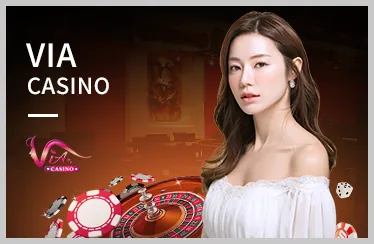 Hình ảnh sảnh casino trực tuyến với bàn Baccarat và dealer xinh đẹp
